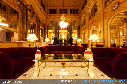 L’agencement du coin canapé dans le hall d’entrée d’un hôtel